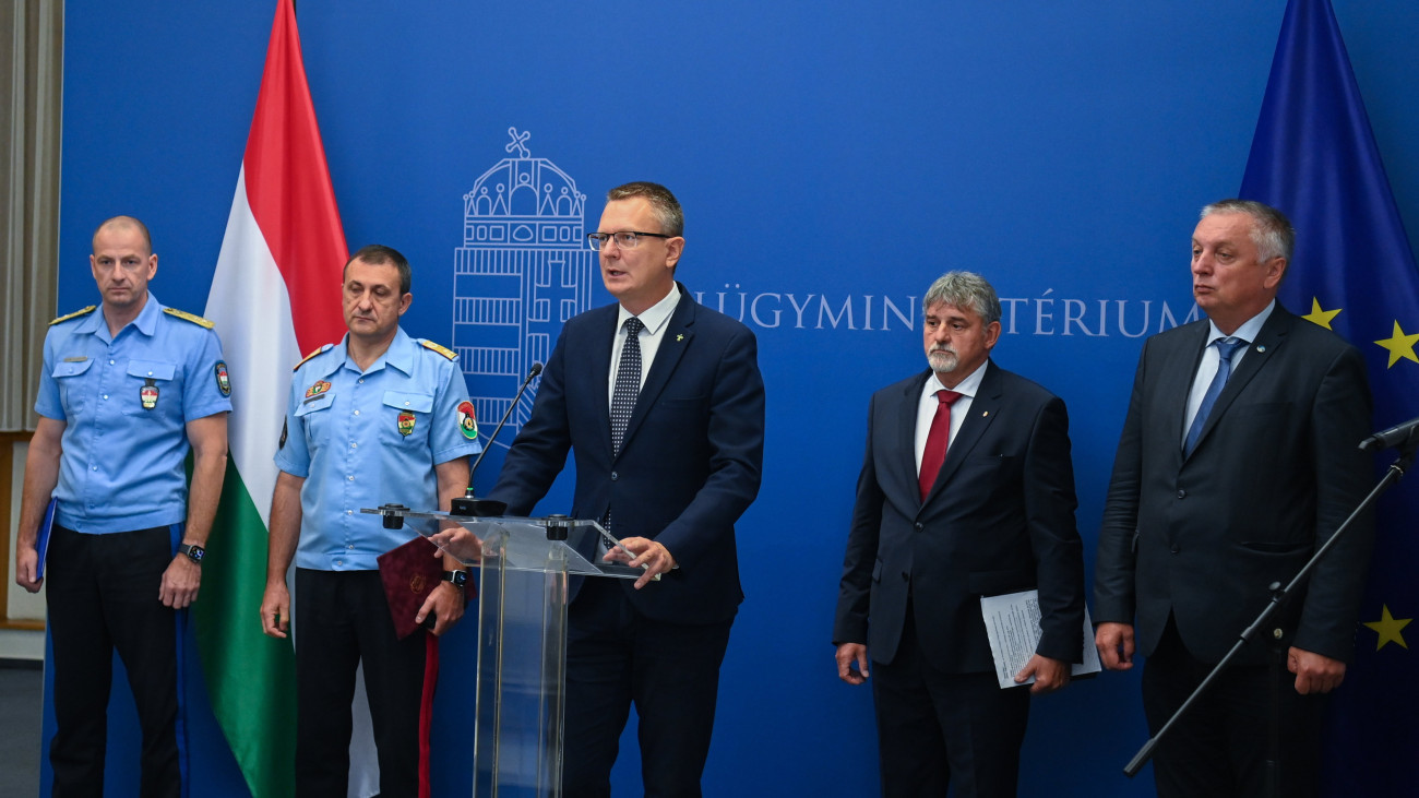 Rétvári Bence, a Belügyminisztérium parlamenti államtitkára (k) a viharkárok elleni védekezésről a minisztériumban tartott sajtótájékoztatón 2023. augusztus 8-án. Mellette György István, a Miniszterelnökség területi közigazgatásért felelős államtitkára (j2), Góra Zoltán, az Országos Katasztrófavédelmi Főigazgatóság vezetője (b2), Kuczik János rendészeti országos rendőrfőkapitány-helyettes (b) és Láng István, az Országos Vízügyi Főigazgatóság vezetője.