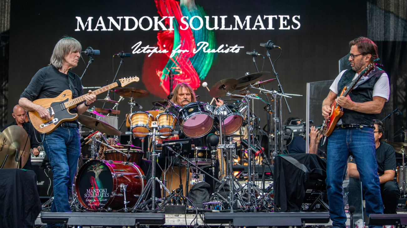 Mike Stern dzsesszgitáros (b), Al Di Meola gitáros (j) és Leslie Mandoki (k) a Mandoki Soulmates ingyenes lemezbemutató koncertjén a budapesti Szent István-bazilikánál 2021. augusztus 21-én. A Németországban élő zenész-producer, Leslie Mandoki új albumát Bartók Béla zenei öröksége ihlette. Az Utopia for Realists/Hungarian Pictures című Blue-ray/DVD szeptember 24-én jelenik meg világszerte, emellett a százperces Bartók-szvit elérhető lesz dupla CD-n és dupla vinylen.