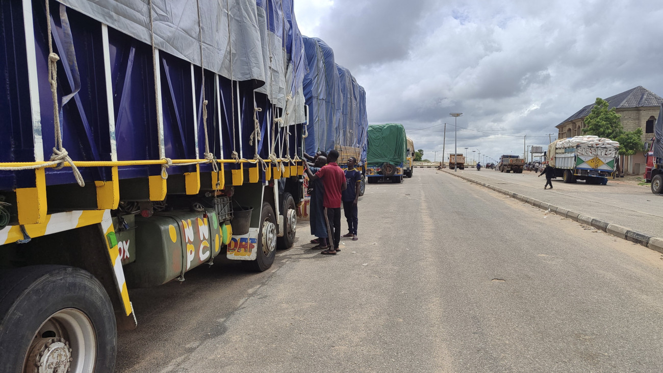 Áruval megrakott teherautók vesztegelnek a nigériai-nigeri határ nigériai oldalán, Jibiában 2023. augusztus 8-án. A július 26-án végrehajtott nigeri katonai hatalomátvétel miatt a Nyugat-afrikai Államok Gazdasági Közössége (ECOWAS) által bevezetett határzár a nigériai áruk nem jutnak el a szomszédos országba.