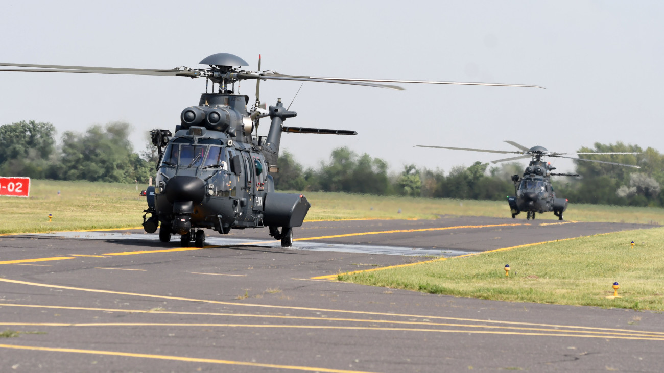 A Magyar Honvédség első két új Airbus H225M típusú helikoptere a MH Kiss József 86. Helikopterdandár szolnoki bázisán 2023. július 17-én. A honvédelmi és haderőfejlesztési program részeként a honvédelmi tárca tizenhat helikoptert rendelt.