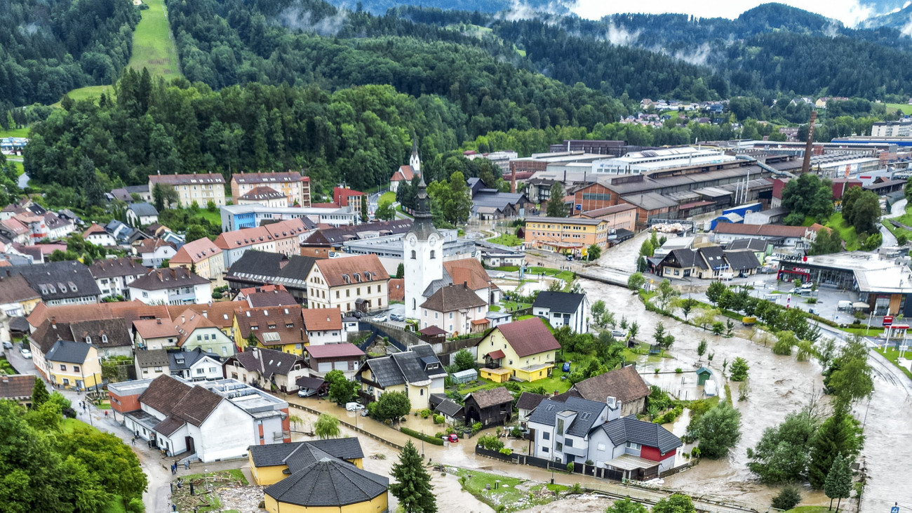 Árvíz a szlovéniai fővárostól, Ljubljanától mintegy 60 kilométerre északkeletre fekvő Ravne na Koroskemben 2023. augusztus 4-én. Az ország északi, északnyugati és középső részén egyhavi csapadékmennyiségnek megfelelő eső esett, villámárvizeket és földcsuszamlásokat okozva, emiatt utak és hidak váltak járhatatlanná és házakat öntött el víz.