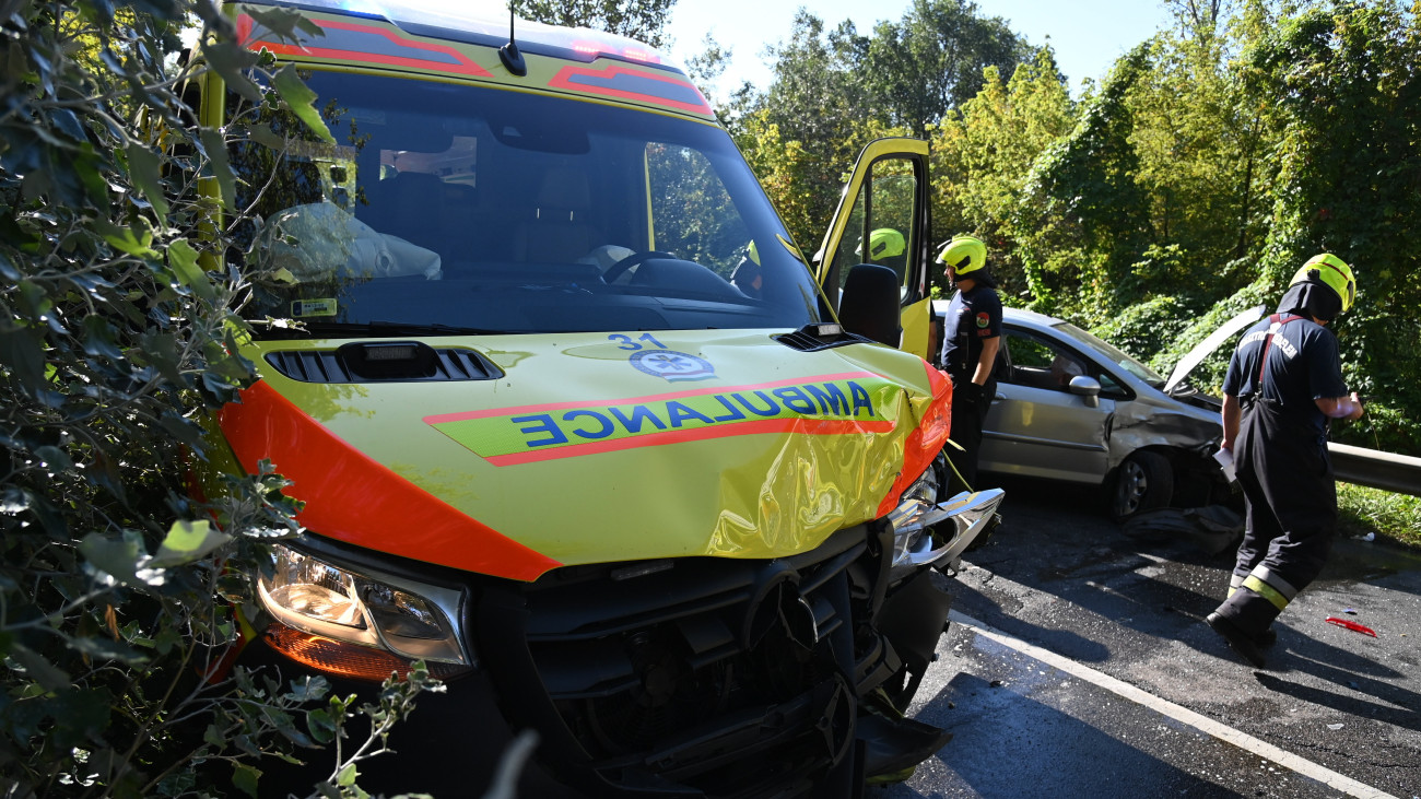 Összeroncsolódott mentőautó és személygépkocsi az Üllői úton, a Határ úti metrómegálló közelében, ahol két autó és a mentőautó összeütközött 2023. augusztus 14-én. Az elsődleges információk alapján a balesetben nem sérült meg senki.