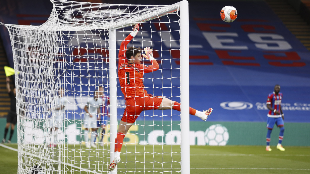 Kepa Arrizabalaga, a Chelsea kapusa véd az angol első osztályú labdarúgó-bajnokság 34. fordulójában játszott Crystal Palace-Chelsea mérkőzésen a londoni Selhurst Park stadionban 2020. július 7-én.