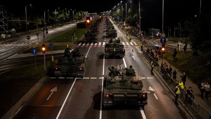 Erődemonstráció Varsóban: ilyen az elefántmenet tankokkal – videó