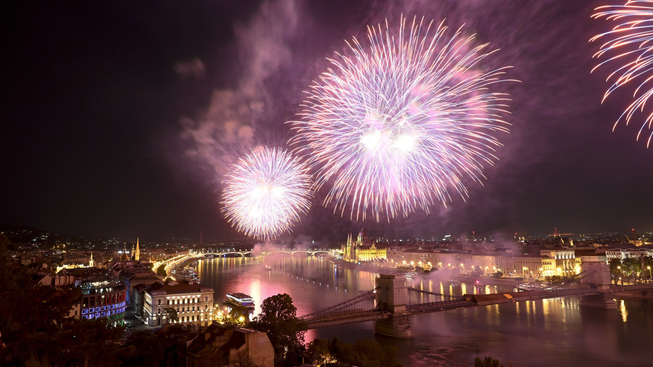Tűzijáték a Duna felett Budapesten 2022. augusztus 27-én. A látványosságot az Országos Meteorológiai Szolgálat (OMSZ) zivatarra figyelmeztető vészjelzése alapján halasztotta el egy héttel az augusztus 20-ai nemzeti ünnep biztonságos lebonyolításáért felelős operatív törzs.