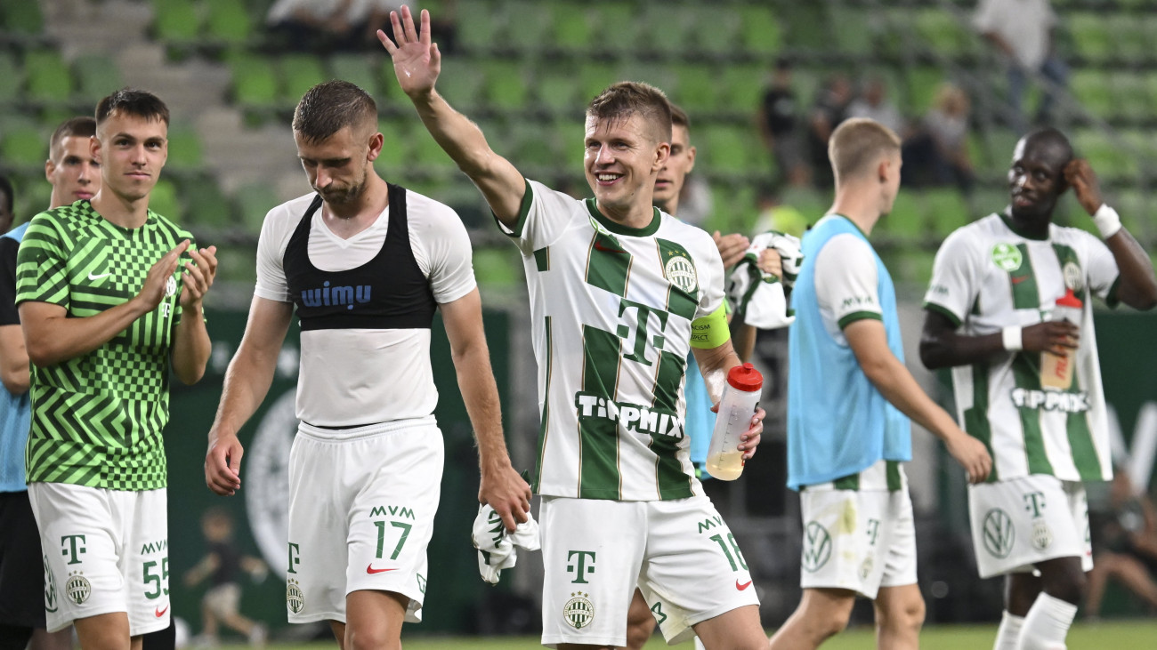 Ferencvárosi játékosok - középen Sigér Dávid - a labdarúgó Konferencia-liga harmadik selejtezőfordulójának második, Ferencváros TC - Hamrun Spartans FC mérkőzésének végén a Groupama Arénában 2023. augusztus 17-én. A magyar csapat az idegenbeli 6-1-es siker után a hazai visszavágón 2-1-re múlta felül ellenfelét, így kettős győzelemmel jutott tovább.
