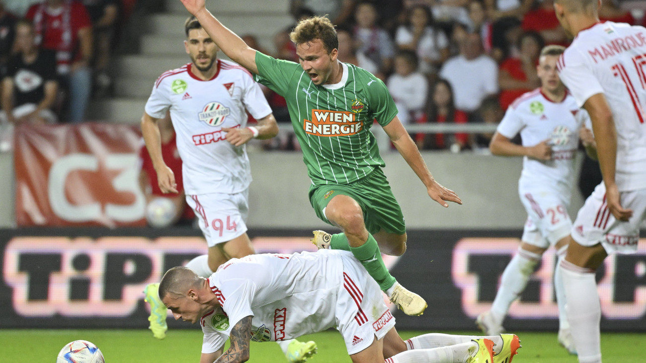 Guido Burgstaller, az osztrák Rapid Wien (k) és Stefan Loncar (lent), a Debrecen játékosa a labdarúgó Konferencia-liga selejtezőjének harmadik fordulójában játszott Debreceni VSC  Rapid Wien visszavágó mérkőzésen a Nagyerdei Stadionban Debrecenben 2023. augusztus 17-én.