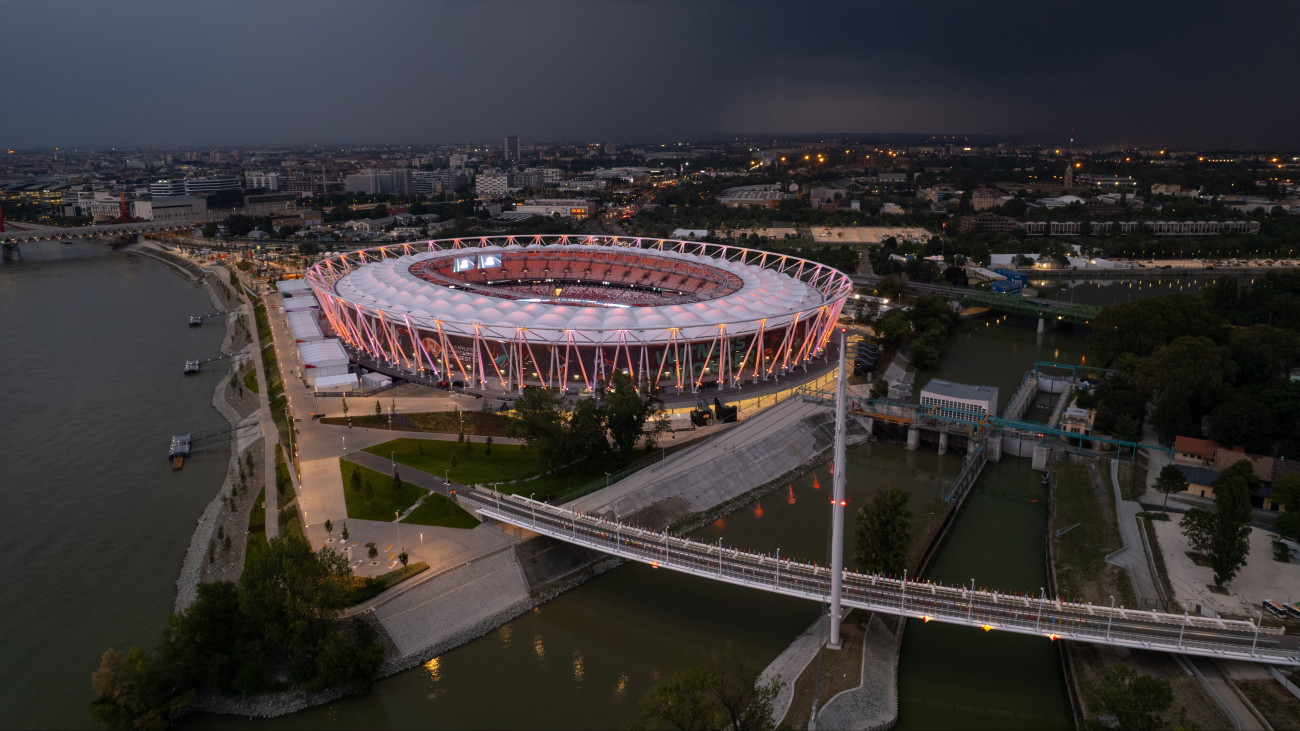 A drónnal készült felvételen a kivilágított Nemzeti Atlétikai Központ 2023. augusztus 16-án, három nappal a budapesti atlétikai világbajnokság kezdete előtt. Magyarország történetének legnagyobb sporteseményét augusztus 19. és 27. között rendezik.