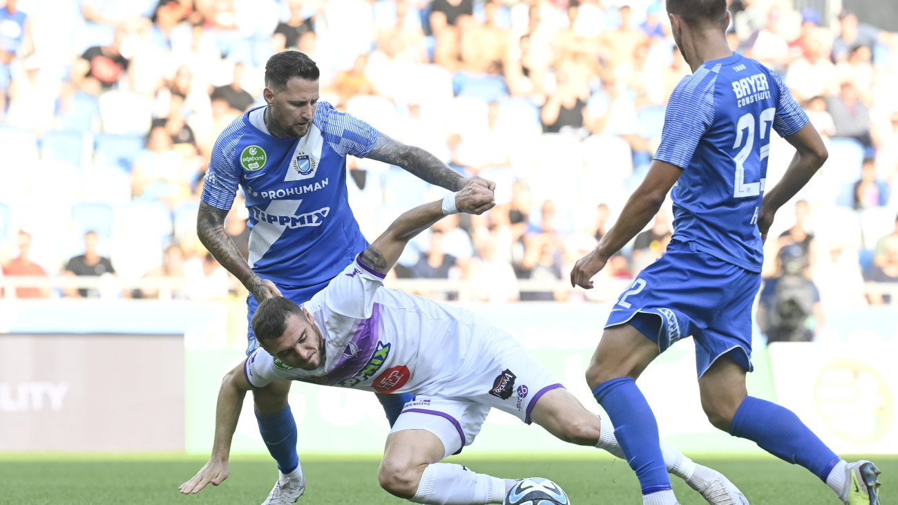 Kádár Tamás (b) és Hej Viktor (j), az MTK játékosai és a kecskeméti Pálinkás Gergő János (k) a labdarúgó OTP Bank Liga 4. fordulójában játszott MTK Budapest  Kecskeméti TE mérkőzésen a budapesti Új Hidegkuti Nándor Stadionban 2023. augusztus 19-én.