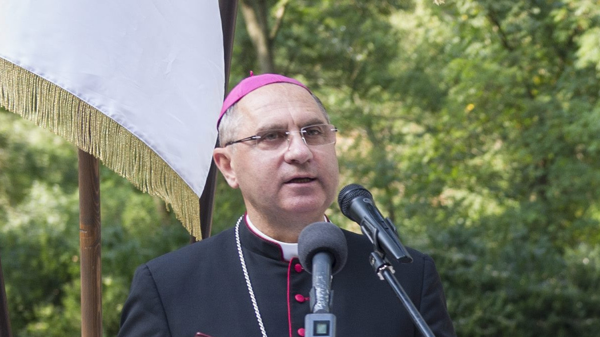 Bernard Bober, a Kassai Főegyházmegye érseke a Szeged-Csanádi Egyházmegye tótkomlósi Mária-emlékhelyének avatásán 2014. szeptember 8-án.