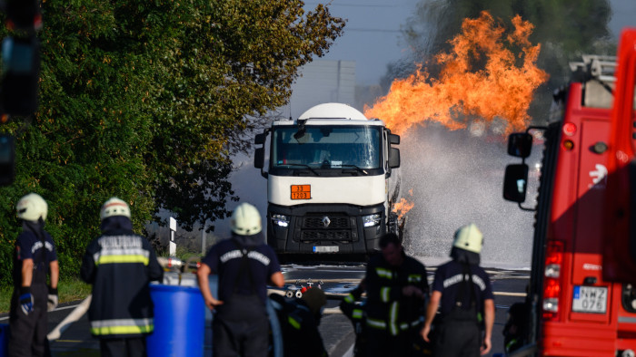 Döbbenetes videón a 62-es úton lángoló tartálykocsi