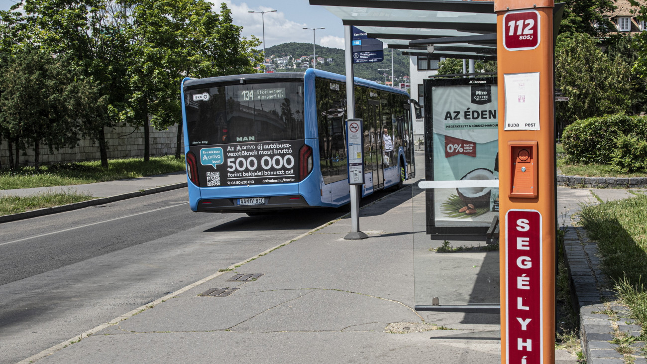 Vészhelyzetben használatos segélykérő állomás amelyen a nap 24 órájában hívható a 112 segélyhívó szám - melynek hívásával azonnali segítség kapható a készenléti szervektől (rendőrség, mentőszolgálat, katasztrófavédelem) - az óbudai Szentlélek téri autóbusz-végállomáson. MTVA/Bizományosi: Róka László  *************************** Kedves Felhasználó!