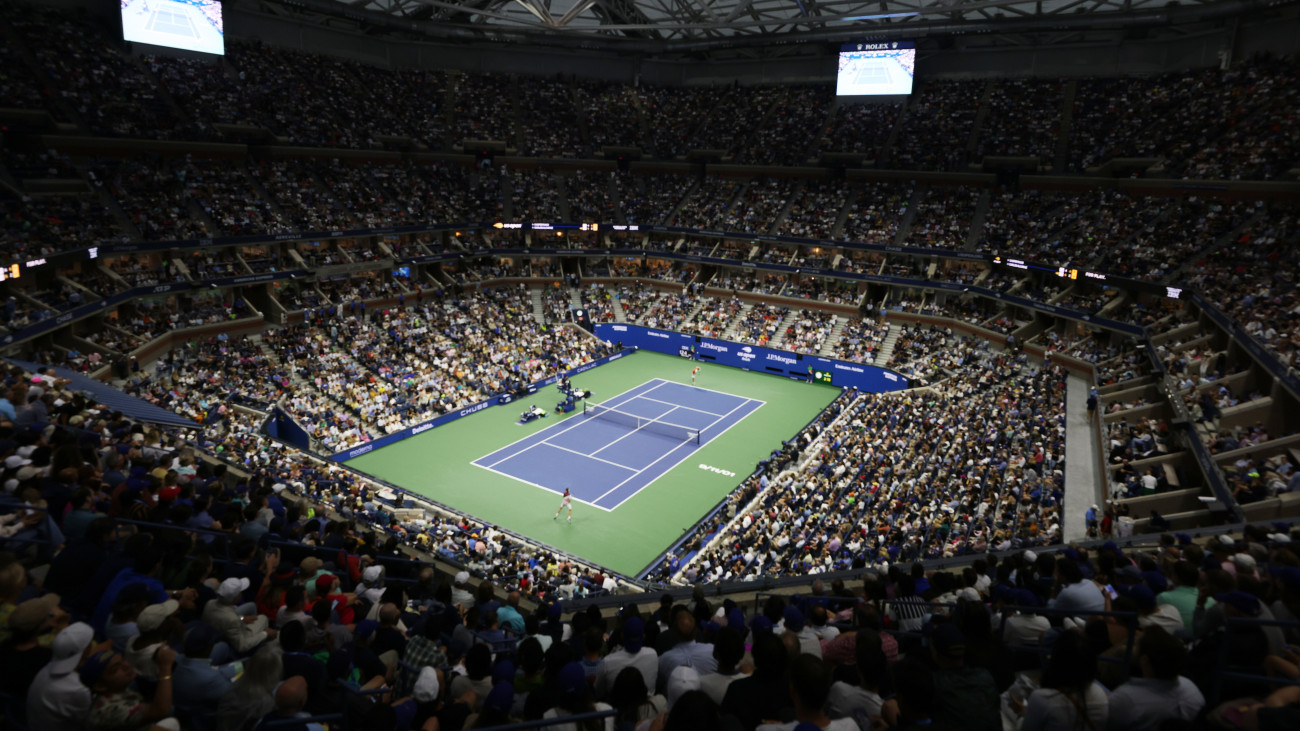 A norvég Casper Ruud és a spanyol Carlos Alcaraz mérkőzését nézi a közönség az amerikai nyílt teniszbajnokság, a US Open férfi egyes versenyének döntőjében a New York-i Flushing Meadowsban 2022. szeptember 11-én.