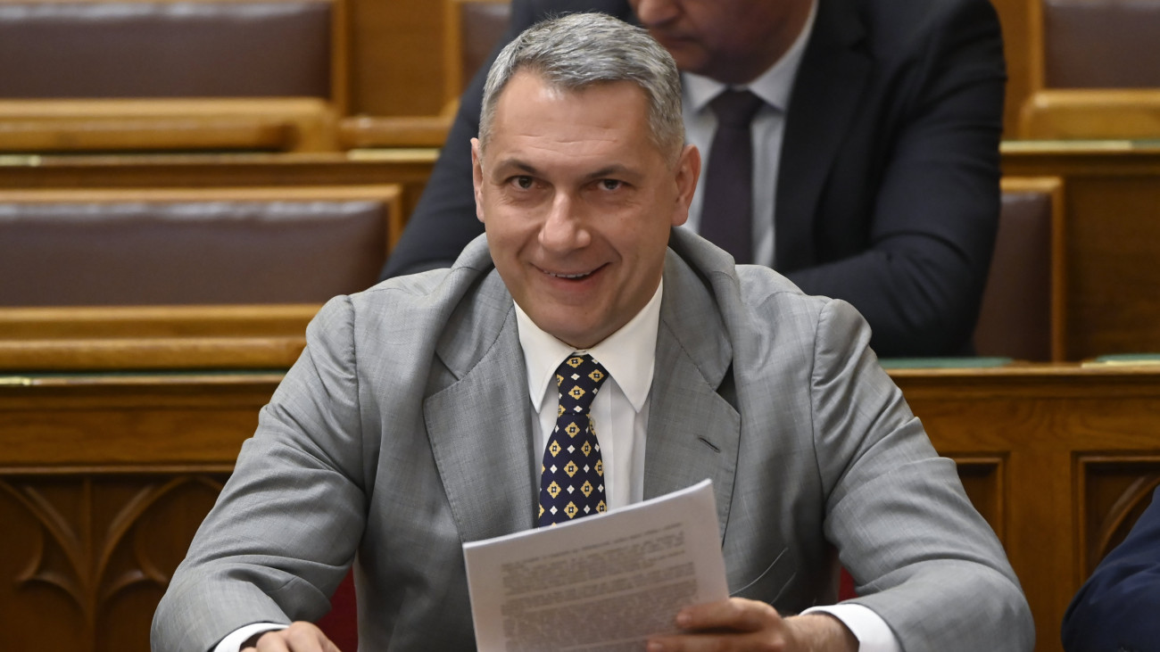 Lázár János építési és közlekedési miniszter az Országgyűlés plenáris ülésén 2023. június 13-án.