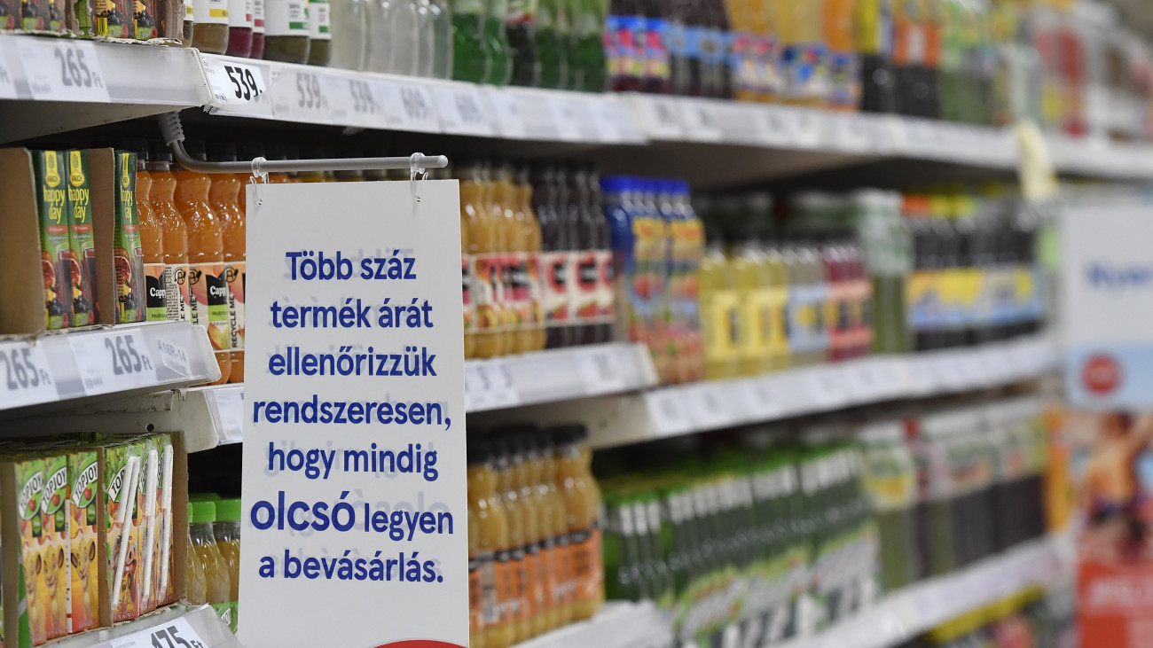 Az árusítótér ártájékoztató táblákkal az idén július elsején indult online árfigyelő rendszer kapcsán tartott sajtótájékoztatón a budaörsi Tesco bevásárlóközpontban 2023. július 12-én. Az online árfigyelő rendszer hatékony fejlesztésnek bizonyult az infláció letörésére, arra, hogy hatékonyan vegyük föl a szankciós inflációval szemben a versenyt  mondta Szentkirályi Alexandra kormányszóvivő.