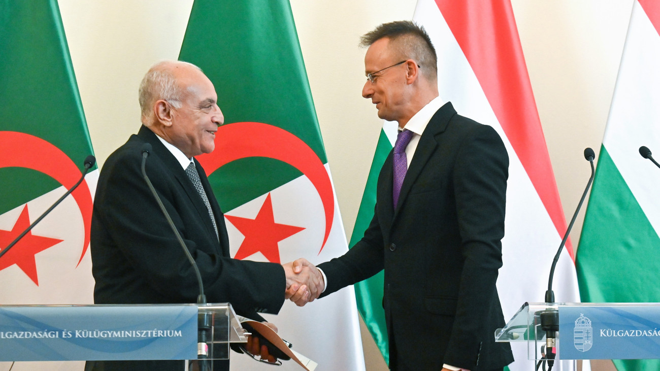 Ahmed Attaf algériai külügyminiszter (b) és Szijjártó Péter külgazdasági és külügyminiszter kezet fog Budapesten, a minisztériumban tartott sajtótájékoztatón 2023. szeptember 8-án.