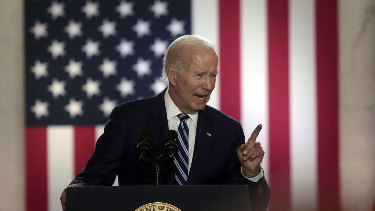 Joe Biden amerikai elnök az amerikai gazdaság helyzetéről beszél a chicagói Régi Postán 2023. június 28-án.
