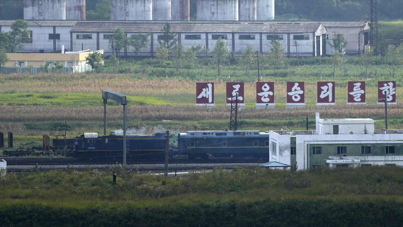 Kim Dzsong Un elsőszámú észak-koreai vezetőnek, a Koreai Munkapárt főtitkárának a páncélvonata a KínaÉszak-KoreaOroszország hármashatár közelében fekvő Fangcsuanból nézve 2023. szeptember 11-én. A Kreml sajtószolgálata szerint Kim Dzsong Un a következő napokban hivatalos látogatást tesz Oroszországban. A háttérben olvasható felirat jelentése: Egy új győzelem felé!.