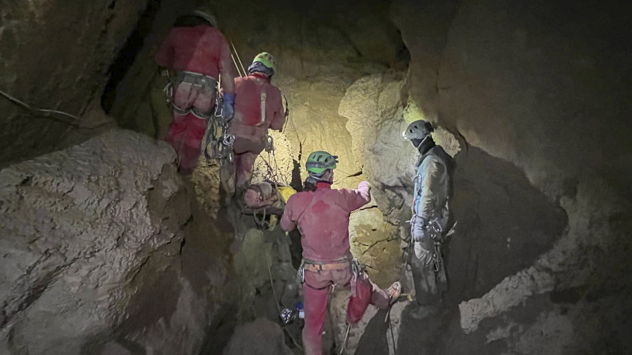Az olasz nemzeti hegyimentő szolgálat (CNSAS) tagjai hordágyon viszik Mark Dickey amerikai barlangkutatót a Törökország déli részén fekvő Taurus-hegységben található Morca-barlangban 2023. szeptember 11-én. Dickey egy nemzetközi barlangkutató expedícióval augusztus végén indult útnak, de a barlangász pár nap múlva gyomorvérzés miatt válságos állapotba került. A barlangászon 1040 méter mélyre lejutva életmentő beavatkozásokat kellett végezni, erre elsőként a Magyar Barlangi Mentőszolgálat volt képes. A négyfős magyar egészségügyi csapathoz azóta csatlakoztak horvát, olasz, bolgár és szlovén mentők is, valamint egy húszfős magyar egység is. A barlangi mentések történetében világrekordnak számít az ilyen mélységben végrehajtott akció.
