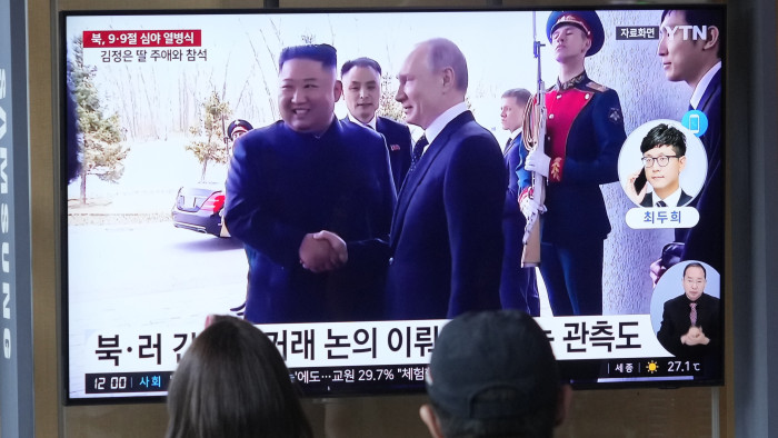 Űrrepülőtéren fogadta Vlagyimir Putyin Kim Dzsong Unt – videó