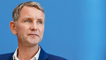 Több ezren tüntettek az AfD vezetőjének fellépése ellen