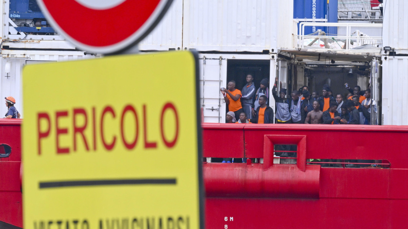 Migránsok nézik a partot az SOS Mediterranée francia nem kormányzati szervezet norvég felségjelzésű Ocean Viking teherhajóján, amint a 439 illegális bevándorlót szállító hajó megérkezik a nápolyi kikötőbe 2023. augusztus 28-án. Az Ocean Viking a Földközi-tenger Lampedusa olasz sziget és Tunézia partjai közötti térségében vette fedélzetére a bevándorlókat.
