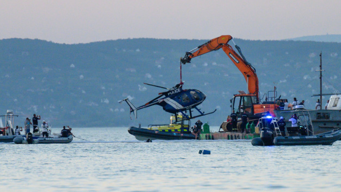 Már sejtik, miért zuhant a Balatonba a rendőrség helikoptere