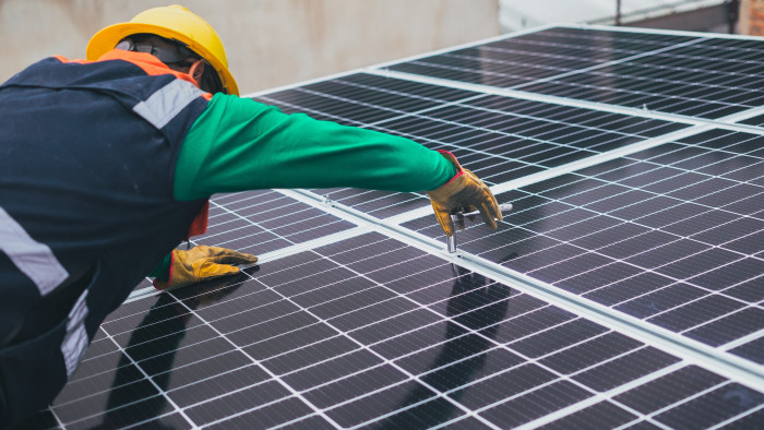 Vállalkozások százai várják, hogy az állam kifizesse a napelem-telepítéseket