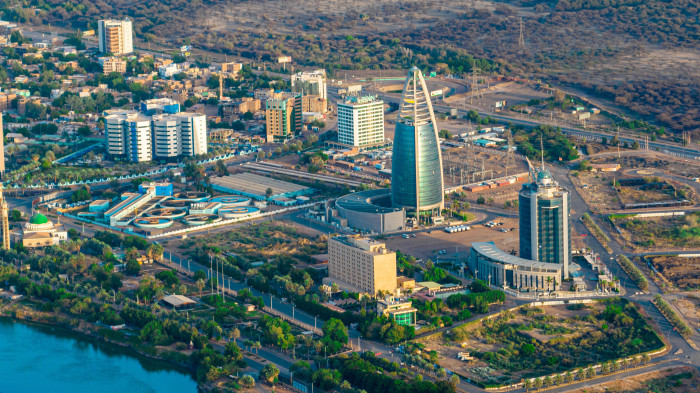 Lángba borult Szudán fővárosának ikonikus felhőkarcolója – videó