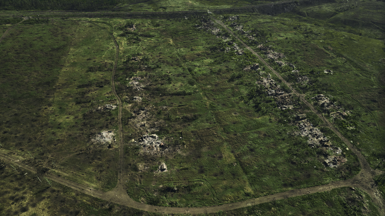 Légi felvétel a pusztítás nyomairól a kelet-ukrajnai Donyecki területen, a Bahmut térségében húzódó frontvonalnál 2023. szeptember 3-án.