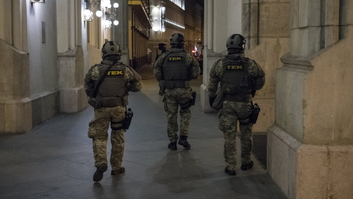 Fegyveres támadás veszélye miatt riasztották a TEK-eseket Pécs belvárosába
