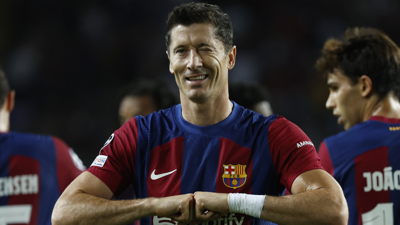 Robert Lewandowski, az FC Barcelona játékosa, miután megszerezte csapata második gólját a labdarúgó Bajnokok Ligája csoportkörében, a H csoport első fordulójában játszott FC Barcelona-Royal Antwerp mérkőzésen Barcelonában 2023. szeptember 19-én.