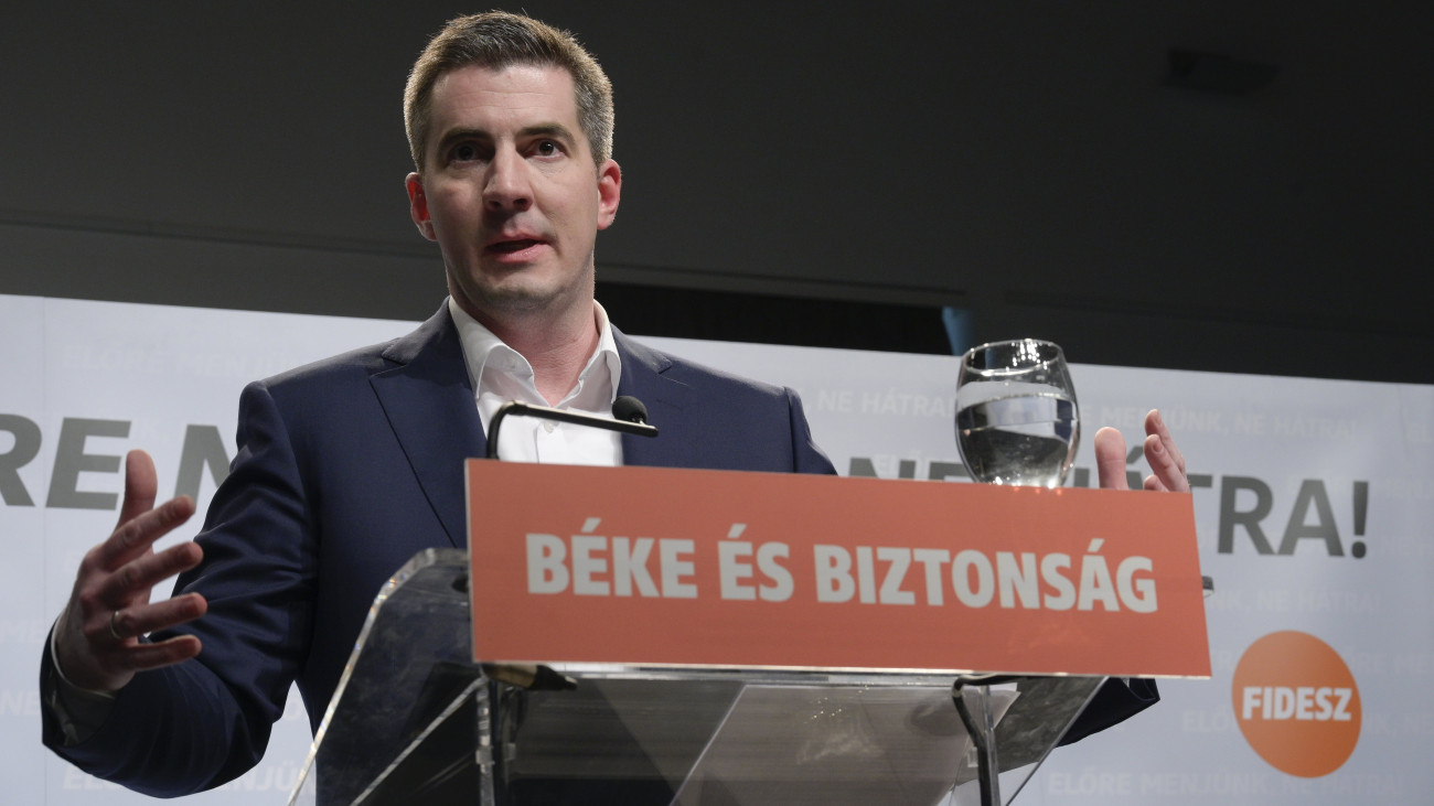 Kocsis Máté, a Fidesz frakcióvezetője a Simicskó Istvánnal, a Kereszténydemokrata Néppárt (KDNP) frakcióvezetőjével közösen tartott sajtótájékoztatón a Fidesz-KDNP kihelyezett frakcióülése után a balatonfüredi Kisfaludy Galériában 2023. február 23-án. 