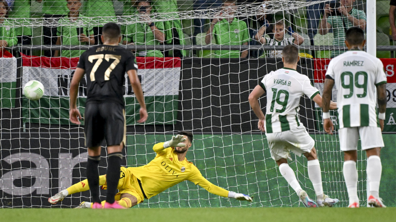 A ferencvárosi Varga Barnabás (j2) büntetőből gól lő a labdarúgó Konferencia-liga csoportkörének első fordulójában játszott Ferencvárosi TC és a szerb Cukaricki mérkőzésen a Groupama Arénában 2023. szeptember 21-én.