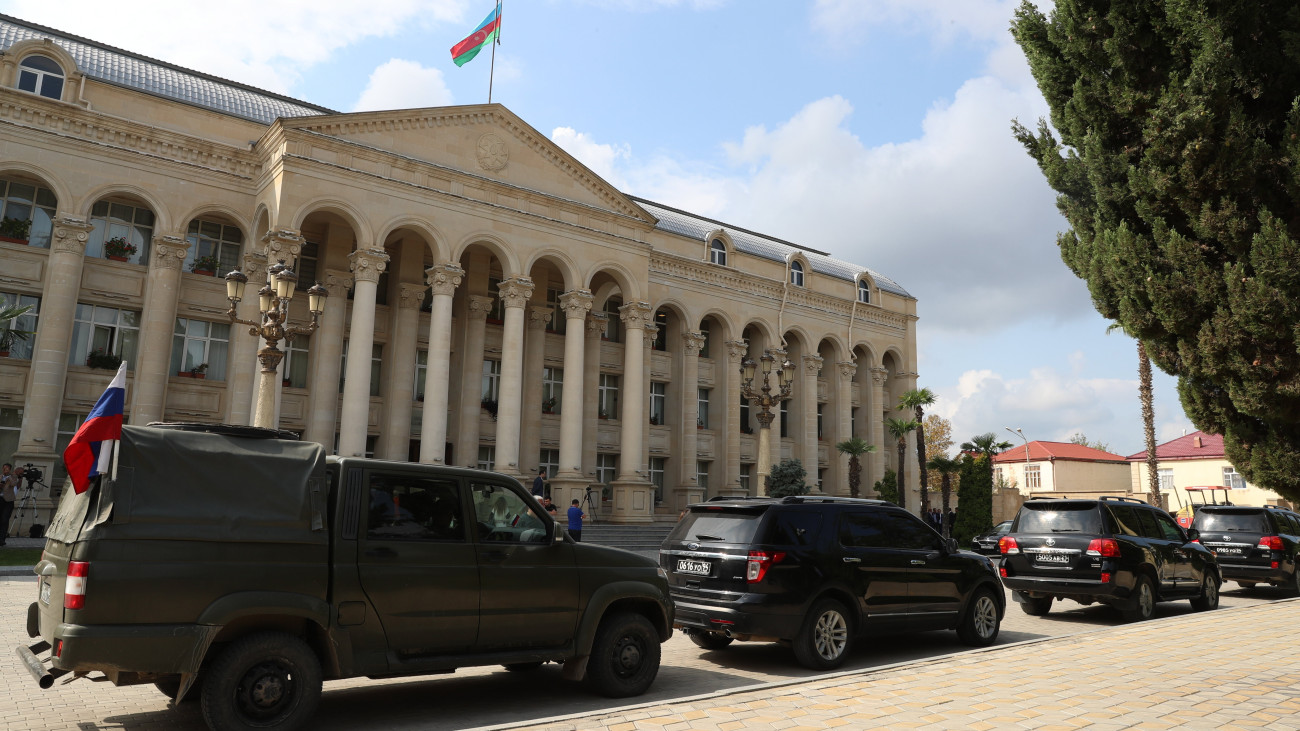 Parkoló autók egy yevlaxi épület előtt, amelyben megkezdődtek a tárgyalások a hegyi-karabahi örmény szakadárok és az azerbajdzsáni kormányzat képviselői között 2023. szeptember 21-én. Bakui közlés szerint az egyeztetések a többségében örmények lakta Hegyi-Karabah Azerbajdzsánba történő reintegrációjáról folynak. Szeptember 19-én Azerbajdzsán terrorelhárító műveletet indított az örmények ellen Hegyi-Karabahban, és annak eredményeképpen az azeri elnök szerint Azerbajdzsán helyreállította szuverenitását a régió felett.