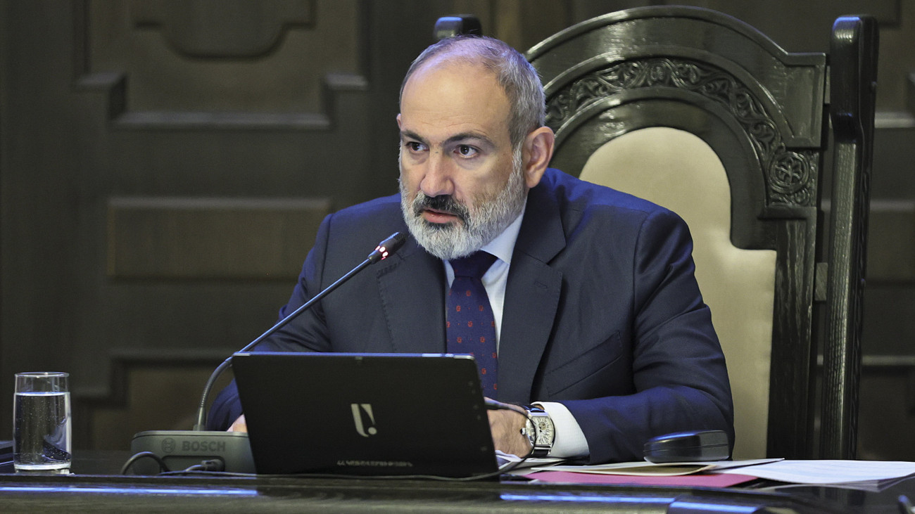 Az örmény kormány sajtószolgálatának felvételén Nikol Pasinján örmény miniszterelnök kormányülést vezet Jerevánban 2023. szeptember 22-én. Azerbajdzsán szeptember 19-én terrorelhárító műveletet indított a főként örmények lakta, Azerbajdzsán részét képező szakadár dél-kaukázusi Hegyi-Karabahban. Pasinján kijelentette, hogy etnikai tisztogatásról van szó, és az örmény hadsereg nem vesz részt a harcokban. Szeptember 20-án tűzszüneti megállapodás jött létre a bakui kormány és az örmény szakadárok közt, majd a felek tárgyalóasztalhoz ültek. Azerbajdzsán 21-én békemegállapodásról szóló tervezetet adott át Örményországnak. A területi vita okán Baku előzőleg 2023. januárban indított hadműveletet Hegyi-Karabahban.