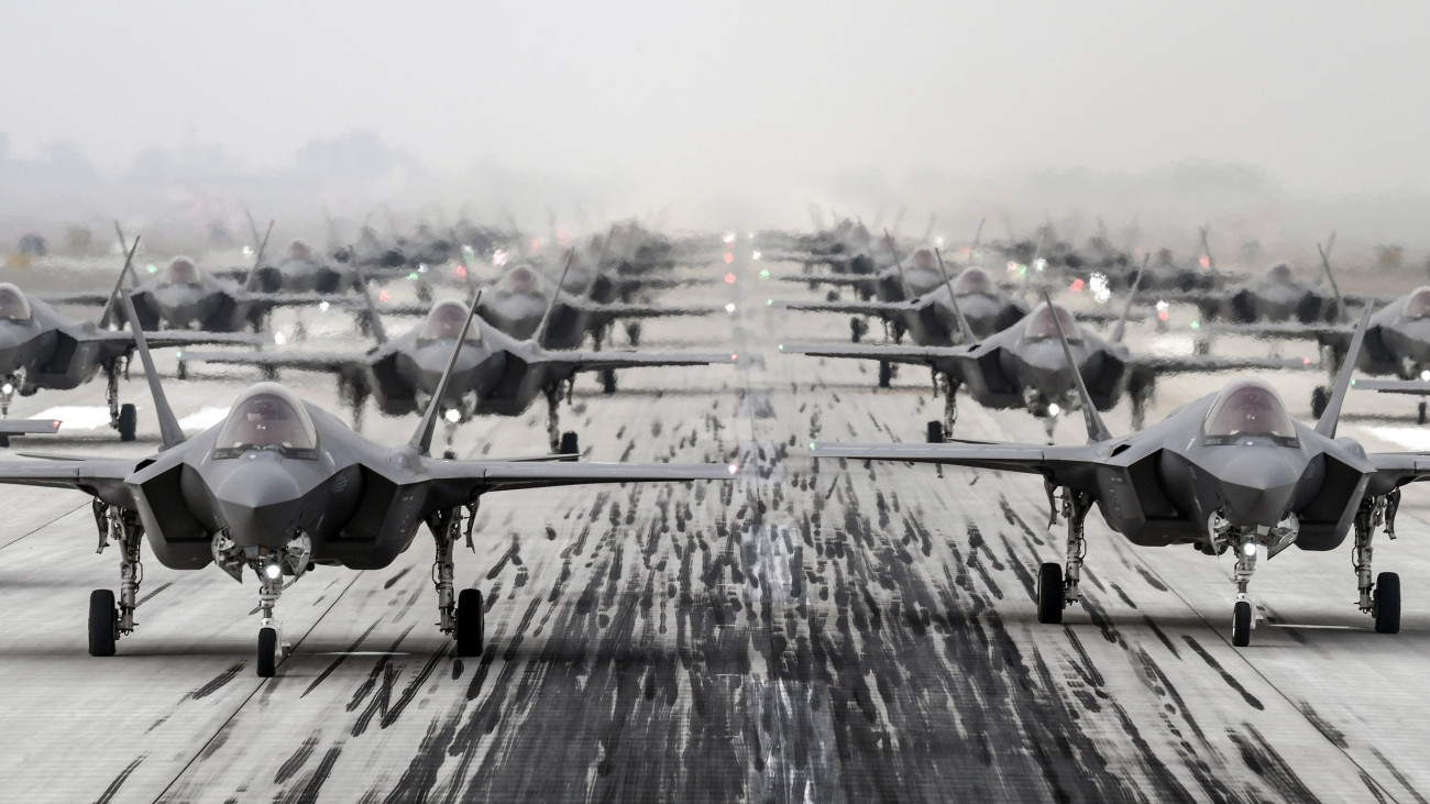  2022. március 25. A dél-koreai védelmi minisztérium által közreadott kép F35-ös lopakodó vadászbombázókról egy meg nem nevezett légi támaszponton Dél-Koreában 2022. március 25-én.