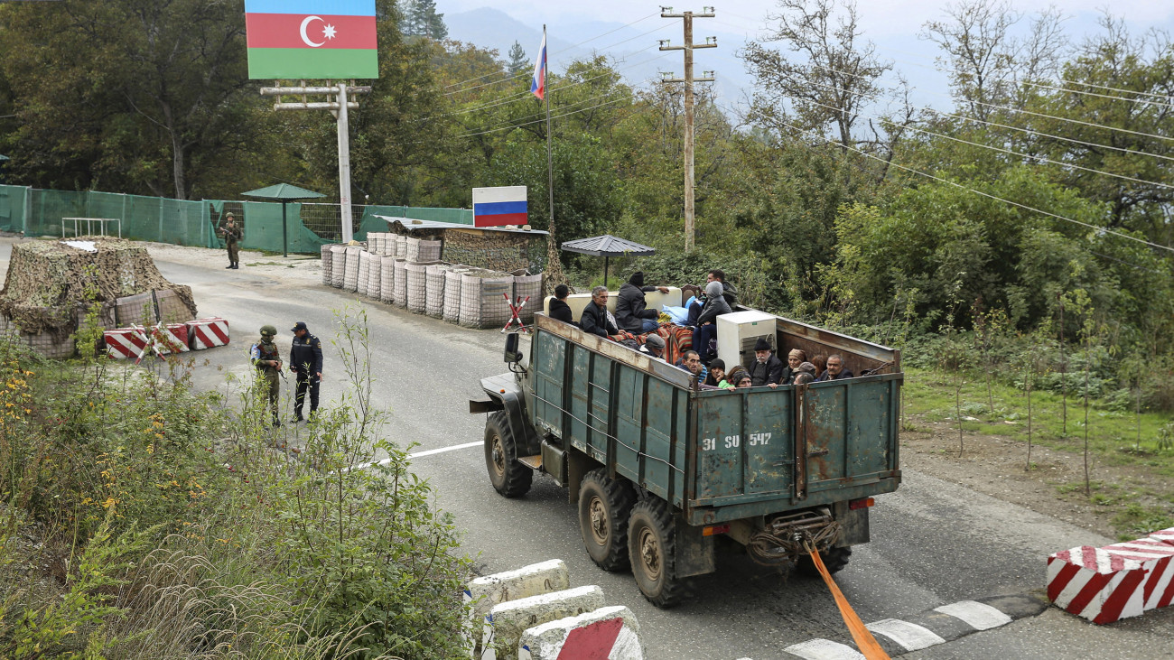 Hegyi-karabahi örmény menekültek teherautón érkeznek az Örményországot Hegyi-Karabahhal összekötő Lacini-folyosó ellenőrzőpontjához 2023. szeptember 26-án. Legkevesebb ötezer ember kelt át az örmény határon azt követően, hogy Azerbajdzsán szeptember 19-én terrorelhárító műveletet indított a főként örmények lakta, Azerbajdzsánhoz tartozó szakadár dél-kaukázusi Hegyi-Karabahban. A Lacini-folyosó Örményország és Hegyi-Karabah között az egyetlen közvetlen szárazföldi összeköttetés. Hegyi-Karabah szakadár régió négy évtizede területi vita tárgya Azerbajdzsán és Örményország között, amely két háborúhoz is vezetett.