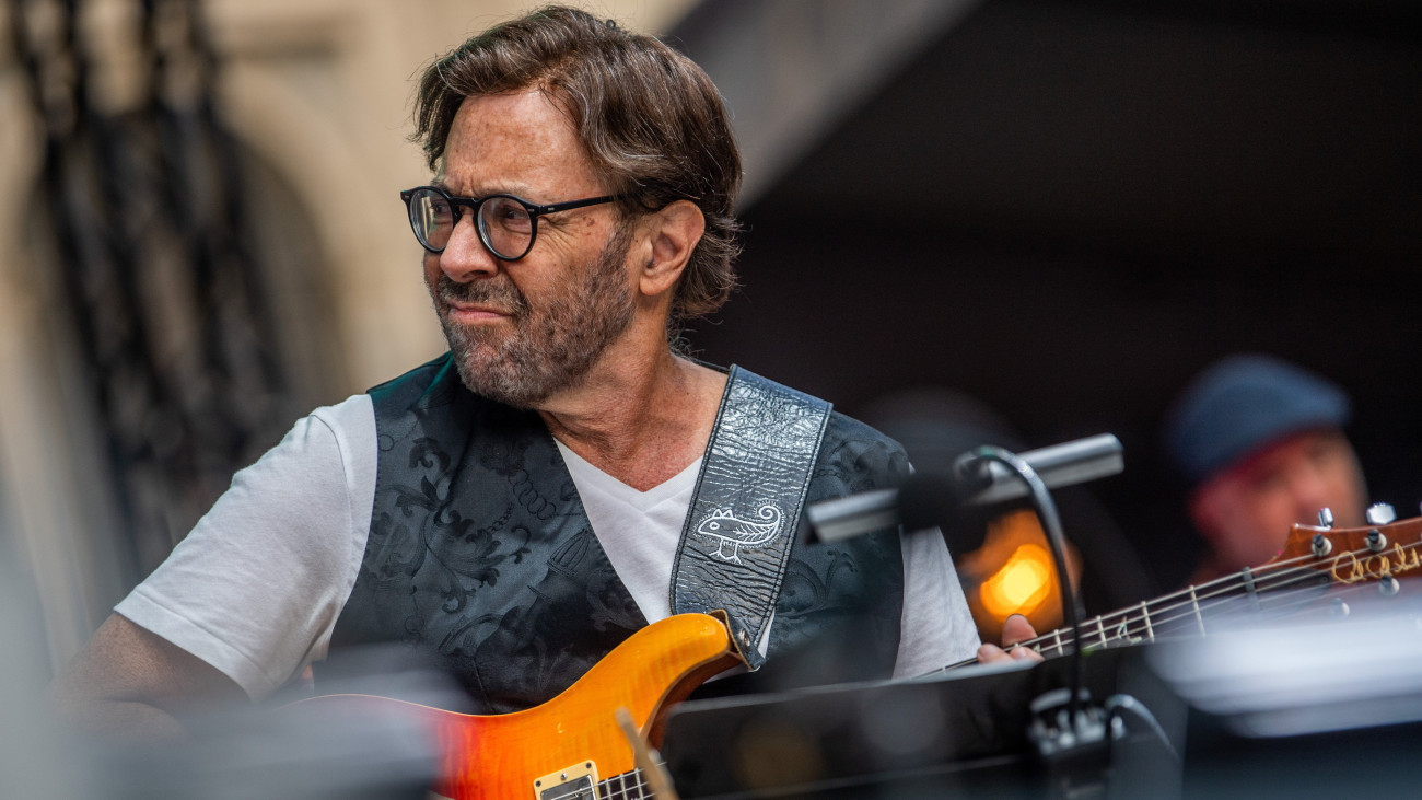 Al Di Meola gitáros a Mandoki Soulmates ingyenes lemezbemutató koncertején a budapesti Szent István-bazilikánál 2021. augusztus 21-én. A Németországban élő zenész-producer, Leslie Mandoki új albumát Bartók Béla zenei öröksége ihlette. Az Utopia for Realists/Hungarian Pictures című Blue-ray/DVD szeptember 24-én jelenik meg világszerte, emellett a százperces Bartók-szvit elérhető lesz dupla CD-n és dupla vinylen.