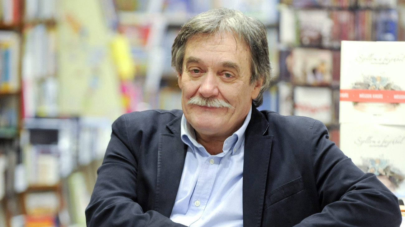 A magyar sajtó kategóriában Prima Primissima díjra jelölt Vinkó József újságíró, dramaturg, műfordító egy budapesti könyvesboltban 2015. október 19-én.