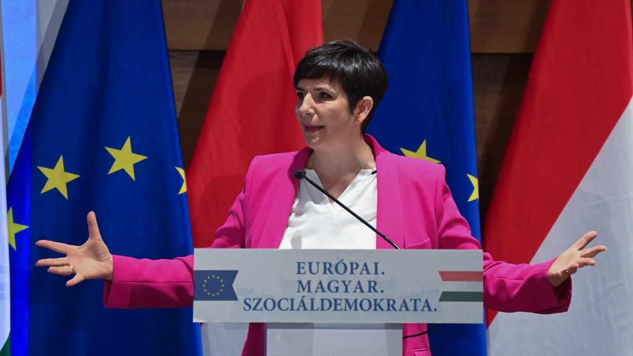 Dobrev Klára, a Demokratikus Koalíció (DK) európai parlamenti képviselője, a párt árnyék-miniszterelnöke beszél a DK árnyékkormánya által szervezett programbemutató-sorozat első állomásán a budapesti Danubius Hotel Heliában 2023. szeptember 29-én.