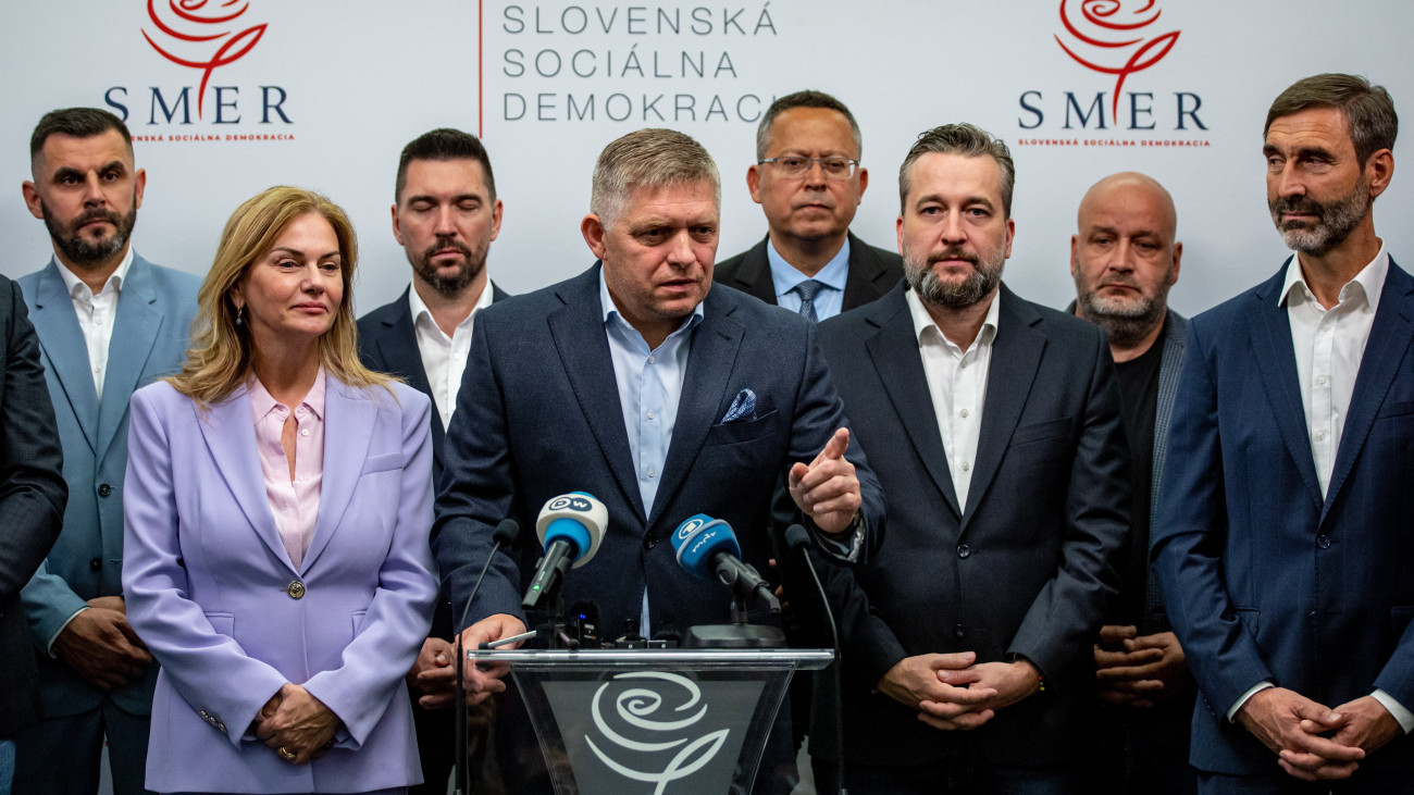 Robert Fico, a győztes Irány - Szociáldemokrácia (Smer-SD) párt vezetője (k) sajtótájékoztatót tart a párt pozsonyi székházában 2023. október elsején, a szlovák parlamenti választás másnapján.