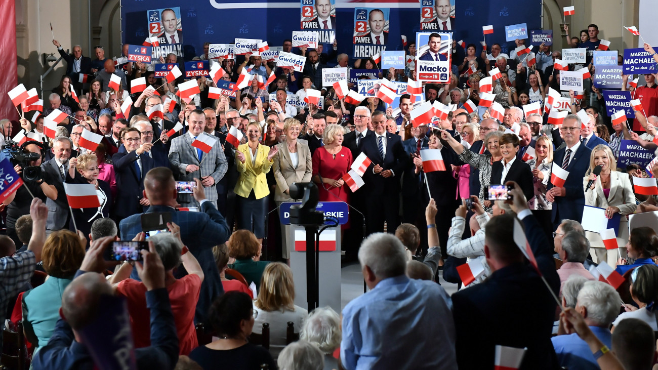A kormányzó Jog és Igazságosság Pártjának (PiS) regionális gyűlése Wroclawban 2023. szeptember 20-án. A parlamenti választásokat október 15-én tartják Lengyelországban.