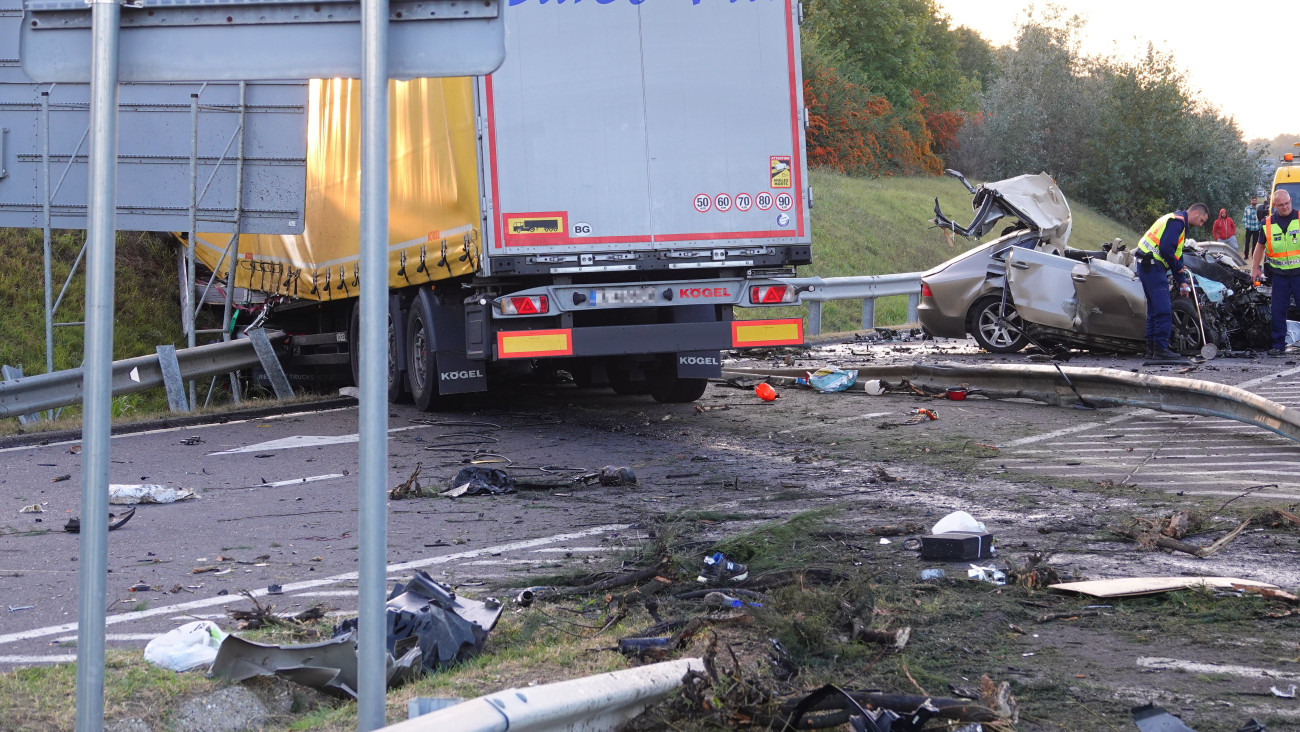 Ütközésben összeroncsolódott személygépkocsi és kamion az M5-ös autópálya Budapest felé vezető oldalán, a 91-es kilométernél 2023. október 3-án. A kecskeméti pihenőhely közelében történt balesetben a kamionnak felhasadt az üzemanyagtartálya. Egy másik személyautó átszakította a szalagkorlátot és az oldalára borult a másik autópályatesten, ezért a sztráda mind a két oldalát lezárták. A balesetben egy személy a helyszínen életét vesztette.