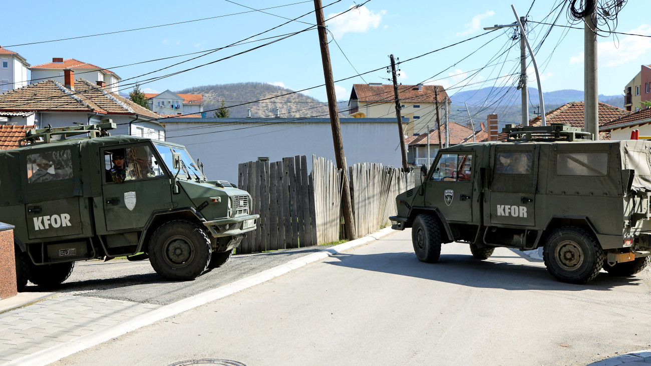 A NATO parancsnoksága alatt működő nemzetközi békefenntartó haderő (KFOR) járművei az észak-koszovói Mitrovicában 2023. április 23-án. Ezen a napon polgármester-választást tartanak négy, szerb többségű észak-koszovói településen.