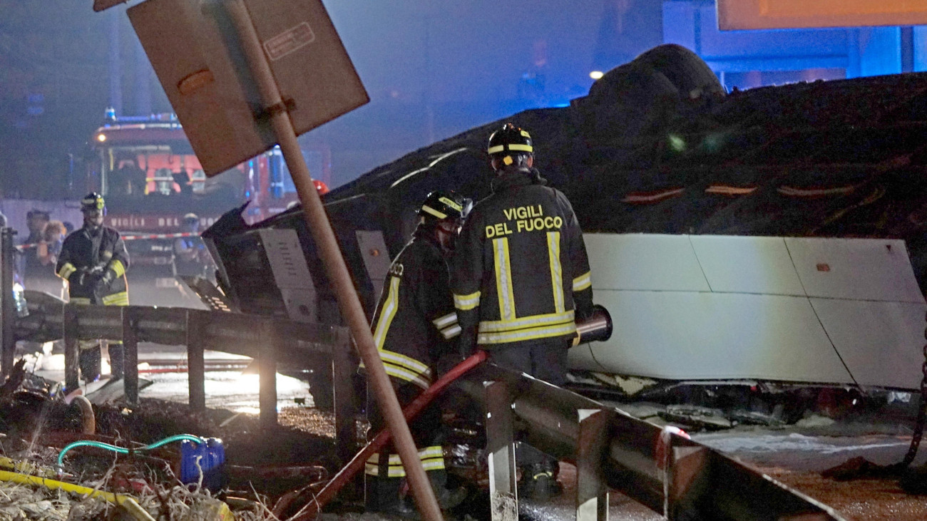 Mentőalakulatok tagjai a Velence Mestre nevű városrészében történt buszbaleset helyszínén 2023. október 3-án, miután a busz lezuhant egy felüljáróról az út mellett futó vasúti sínekre. A balesetben legkevesebb 21 ember életét vesztette és 12-en megsérültek.