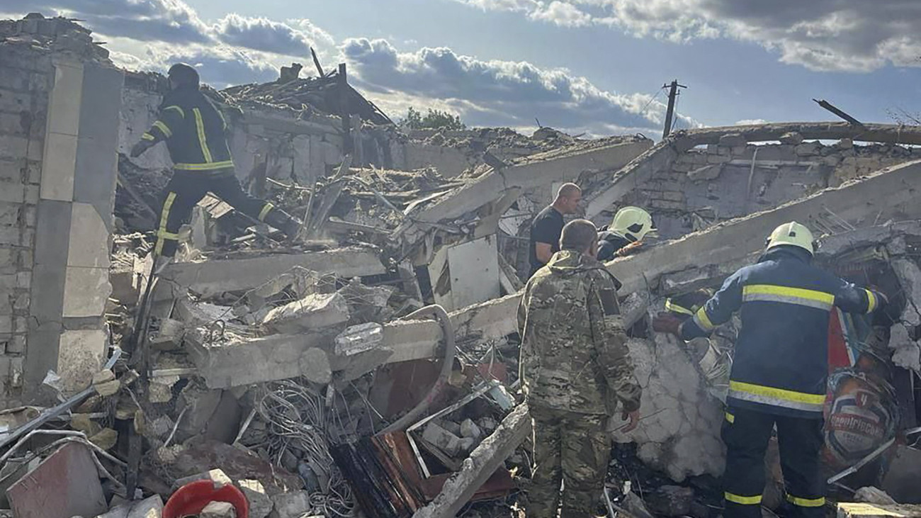 Az ukrán elnöki sajtóiroda által közreadott képen áldozatokat keresnek a romok között mentők Hrozában 2023. október 5-én, miután orosz rakétatámadás érte a kelet-ukrajnai Harkiv közelében fekvő falut. Ukrán források szerint legalább 47 ember életét vesztette.