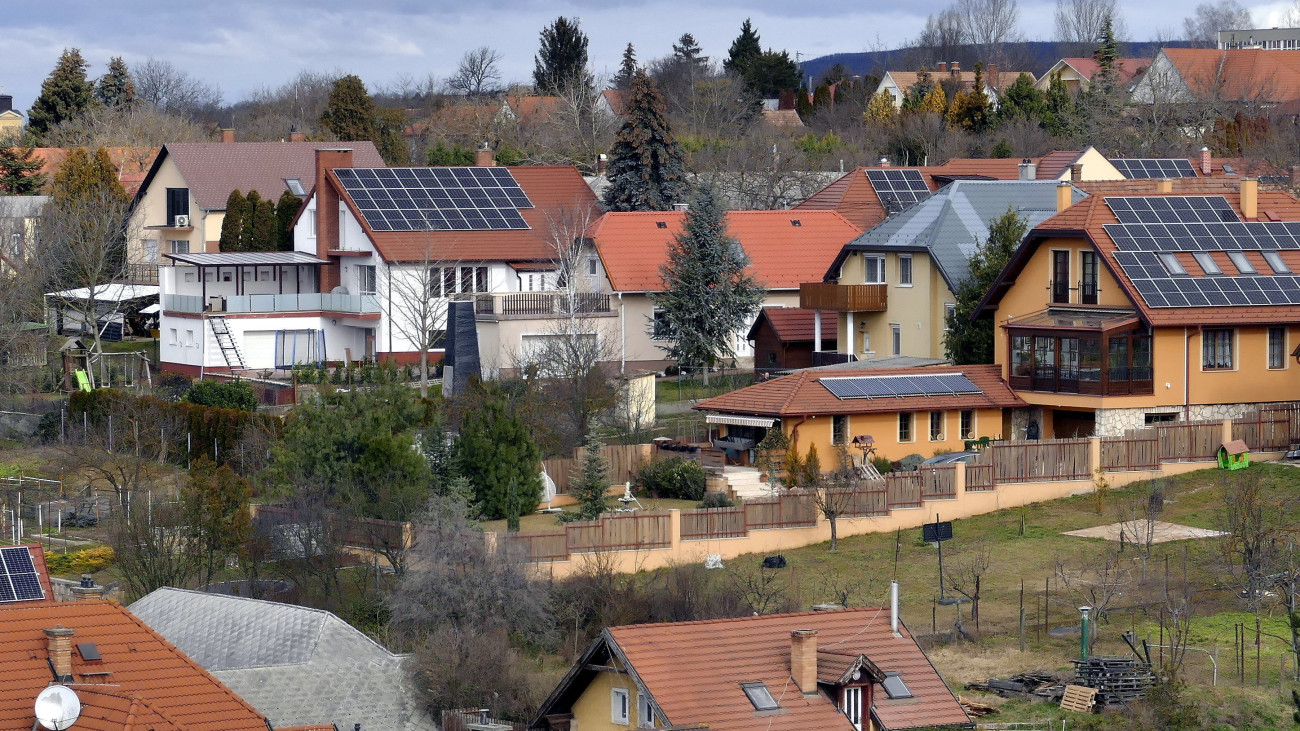 Új és felújított, korszerűsített lakóházak a Fő út mentén, köztük elektromos energiát szolgáltató napelemekkel fölszereltek is. Biatorbágy város Pest vármegyében, a Budakeszi járásban, a budapesti agglomerációban helyezkedik el, lakosainak száma mintegy 14 700 fő. A város Bia és Torbágy falvak egyesüléséből jött létre 1966-ban. MTVA/Bizományosi: Jászai Csaba  *************************** Kedves Felhasználó!