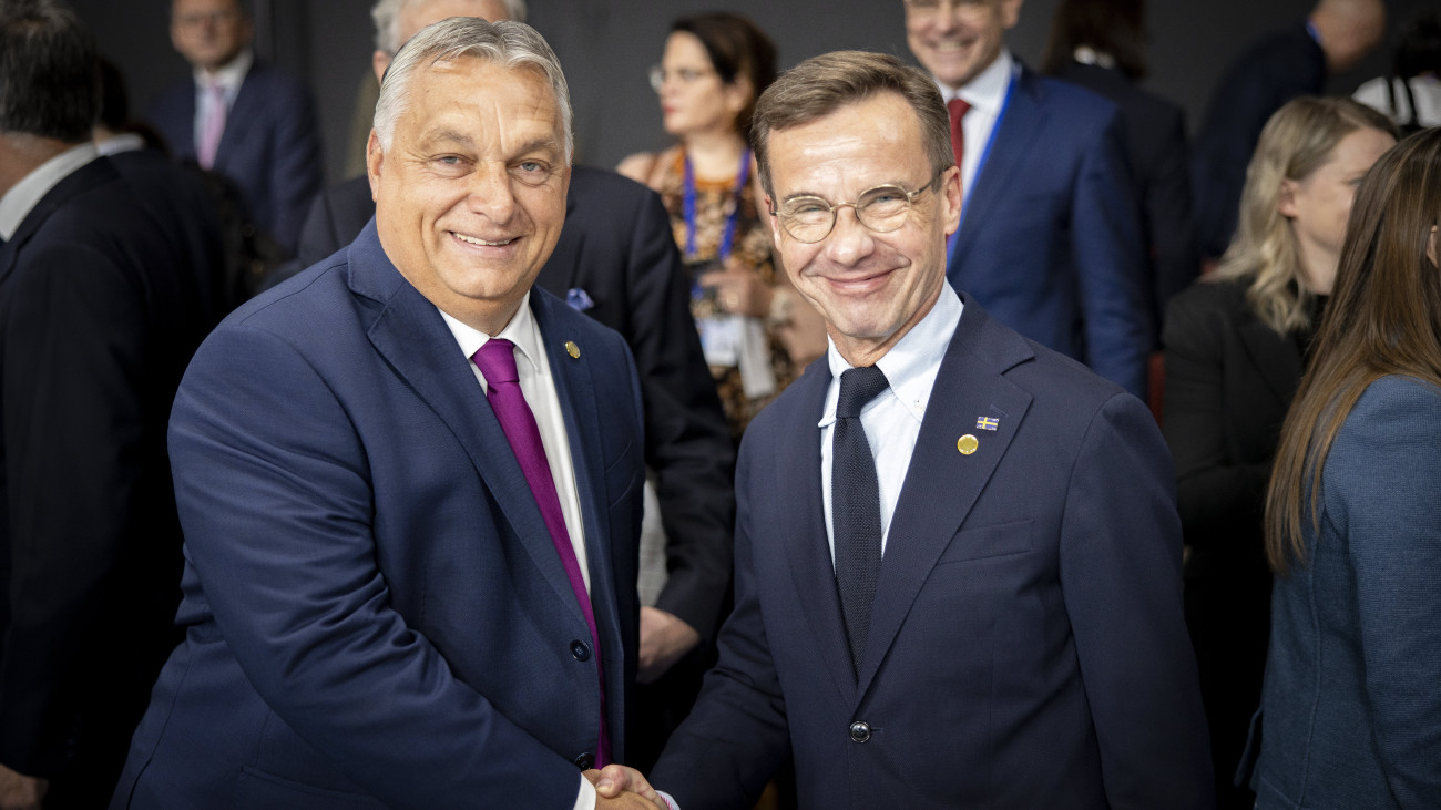 A Miniszterelnöki Sajtóiroda által közreadott képen Orbán Viktor kormányfő (b) és Ulf Kristersson svéd miniszterelnök az Európai Politikai Közösség (EPC) harmadik csúcstalálkozóján Granadában 2023. október 5-én. Az Európai Tanács soros elnökségét betöltő Spanyolország kormánya 47 állam, valamint az EU-s intézmények vezetőit hívta meg az EPC tanácskozására.