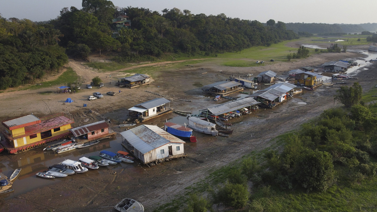 A Puraquequara-tó száraz medrében megfeneklett csónakok cölöpökre épült házak mellett Brazília amazóniai térségének legnagyobb városa, Manaus környékén 2023. október 6-án. Az amazóniai aszály legalább 500 ezer ember életét nehezíti meg a környező településeken. 
